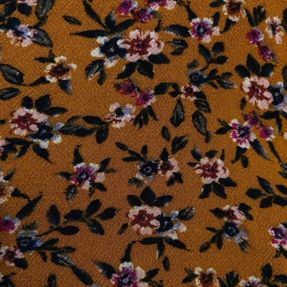 Long Sleeve Ruched Floral Crop Top - Picture 4 of 4